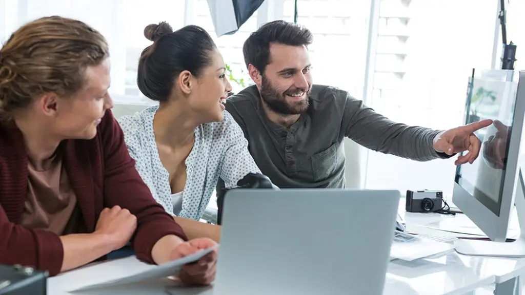 User receiving technical support for her computer.